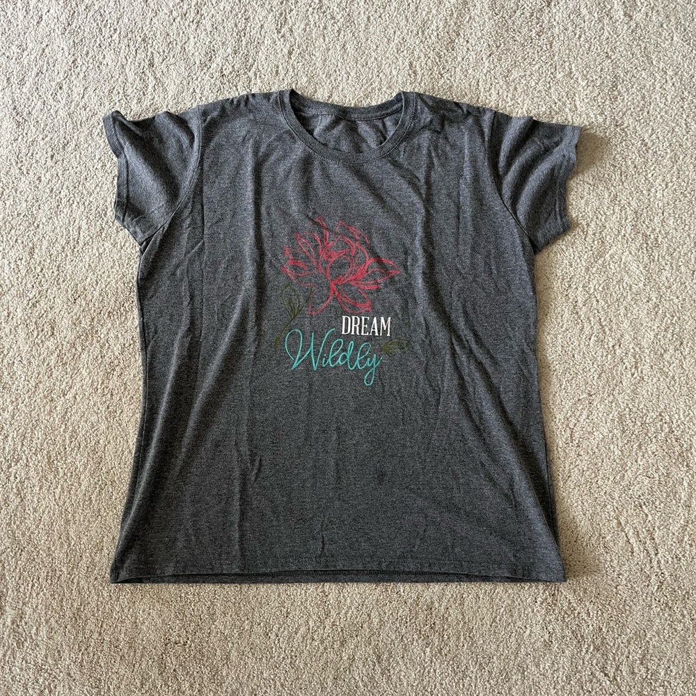 Source Unknown Charcoal Gray Short Sleeve Tee with Floral 'Dream Wildly' Graphic